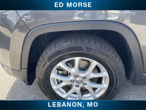 Used 2017 Jeep Cherokee Latitude w/ Cold Weather Group AWD/4WD image 29