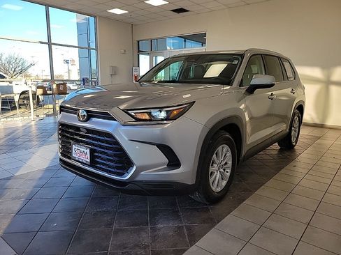 Used 2025 Toyota Grand Highlander AWD image 2