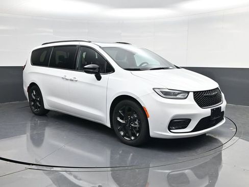 Used 2025 Chrysler Pacifica Limited image 1