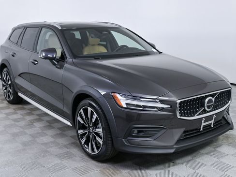 Certified 2025 Volvo V60 B5 Cross Country Ultra AWD/4WD image 28