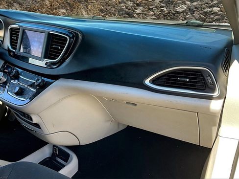 Used 2019 Chrysler Pacifica L image 6