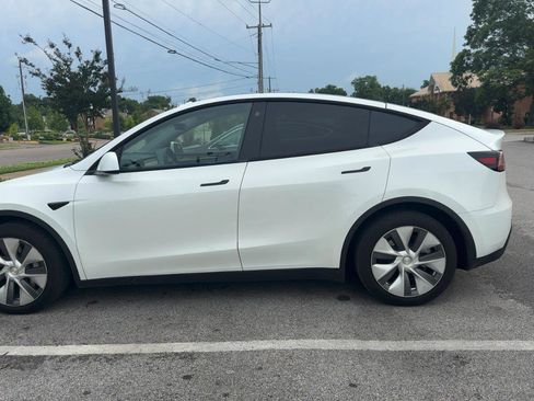 Used 2023 Tesla Model Y Long Range AWD/4WD image 2