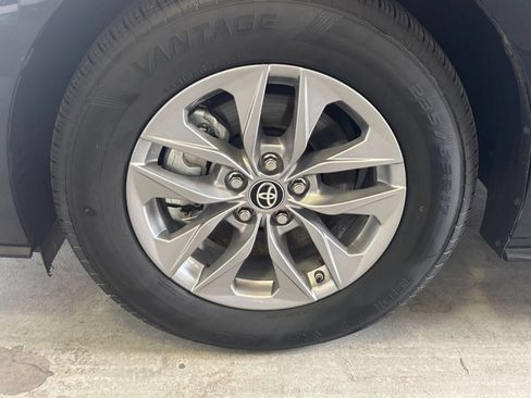 Used 2025 Toyota Sienna XLE FWD image 32
