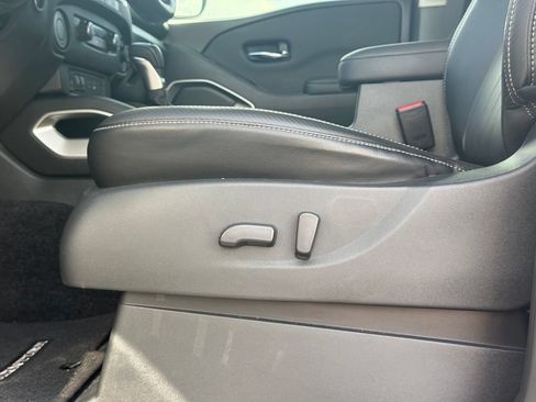Used 2024 Nissan Frontier SL w/ Technology Package RWD image 11