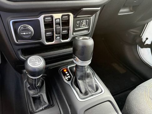 Used 2025 Jeep Wrangler Unlimited Sahara AWD/4WD image 14