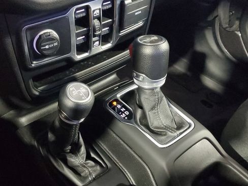 Used 2024 Jeep Wrangler Unlimited AWD/4WD image 33