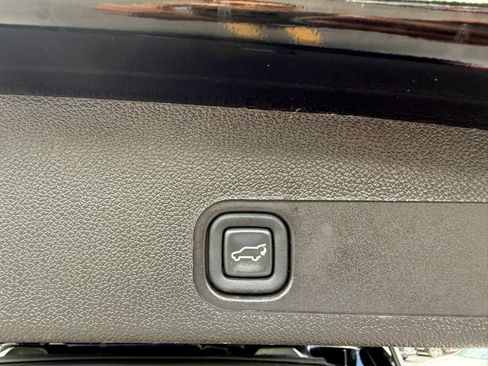 Used 2011 Cadillac Escalade Premium RWD image 45