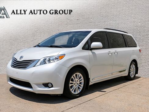 Used 2017 Toyota Sienna XLE image 1