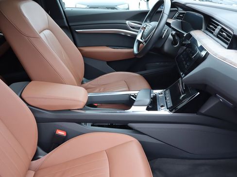 Used 2022 Audi e-tron Premium image 18