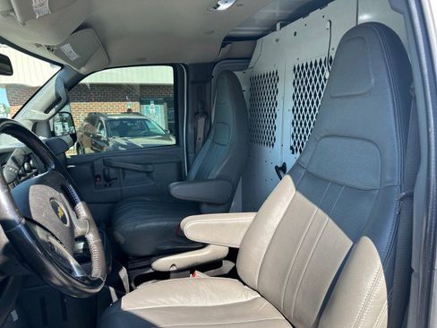 Used 2018 Chevrolet Express 2500 w/ Driver Convenience Package RWD image 18