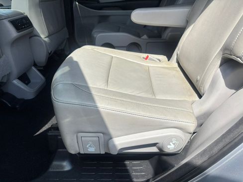 Used 2014 Toyota Highlander XLE AWD/4WD image 34