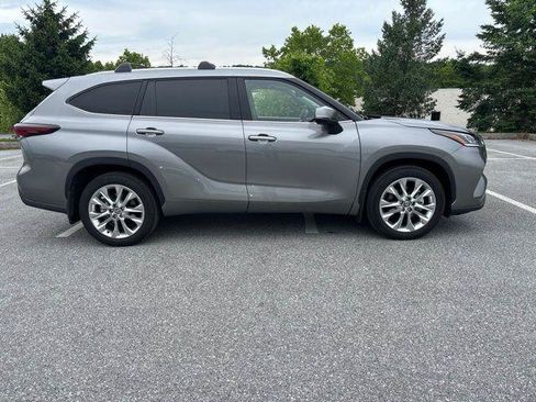 Certified 2025 Toyota Highlander Limited AWD/4WD image 4