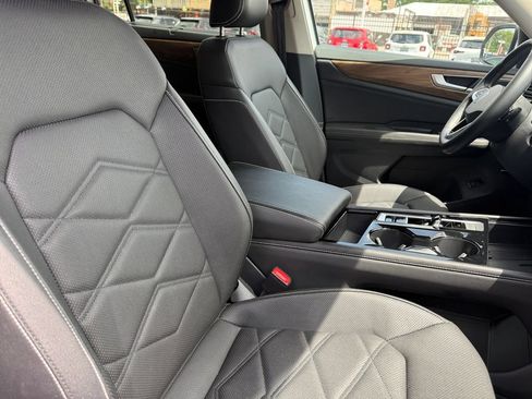 Used 2025 Volkswagen Atlas SE FWD image 18
