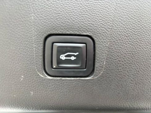 Used 2023 Chevrolet Traverse LT image 10