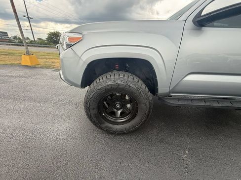 Used 2022 Toyota Tacoma SR AWD/4WD image 9