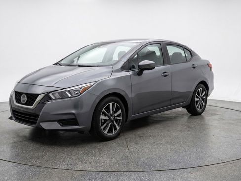 Used 2025 Nissan Versa SV image 3