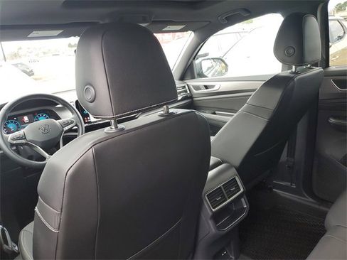Certified 2025 Volkswagen Atlas Cross Sport SE w/ Panoramic Sunroof Package image 12