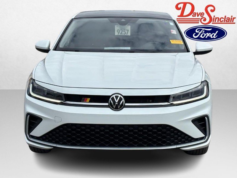 Used 2025 Volkswagen Jetta SE w/ Sunroof Package FWD image 2