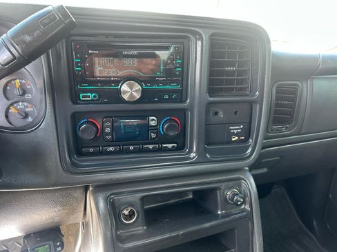 Used 2006 Chevrolet Silverado 2500 LT w/ Heavy-Duty Power Package AWD/4WD image 17
