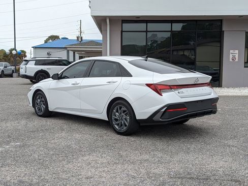 Used 2024 Hyundai Elantra SEL image 5