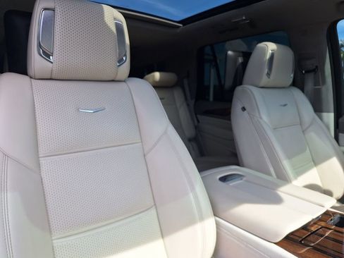 Used 2022 Cadillac Escalade Premium Luxury Platinum AWD/4WD image 32
