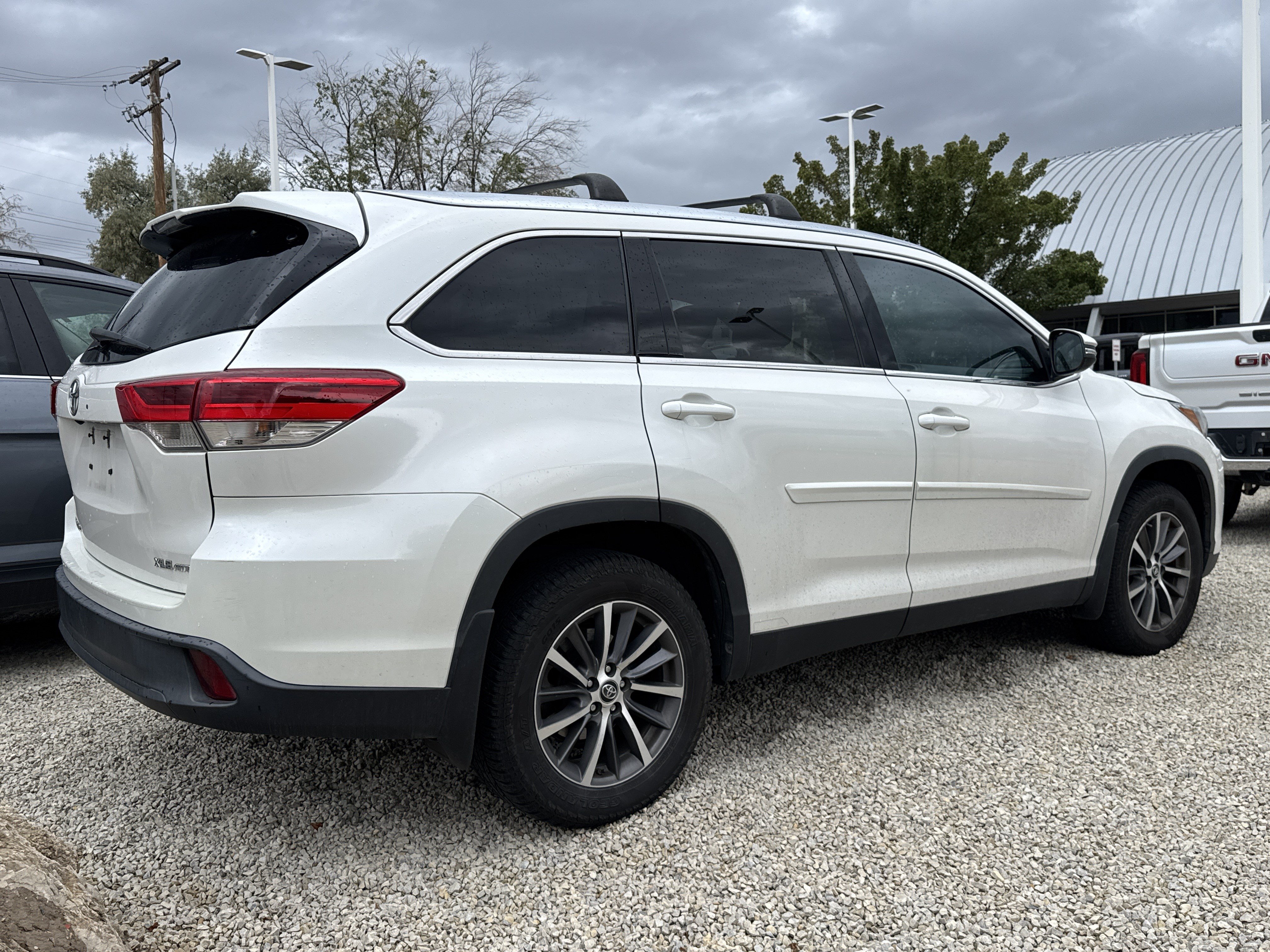 Used 2019 Toyota Highlander XLE AWD/4WD image 3