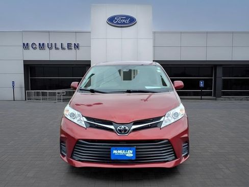 Used 2019 Toyota Sienna LE FWD image 2