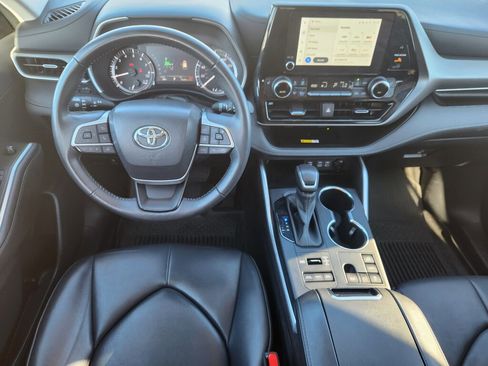 Used 2024 Toyota Highlander XLE image 11