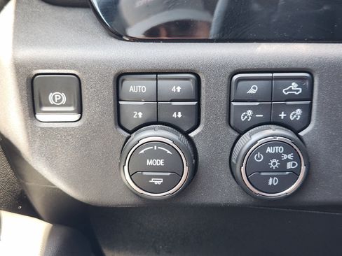 Used 2022 Chevrolet Silverado 1500 LT Trail Boss w/ LT Trail Boss Premium Package AWD/4WD image 22