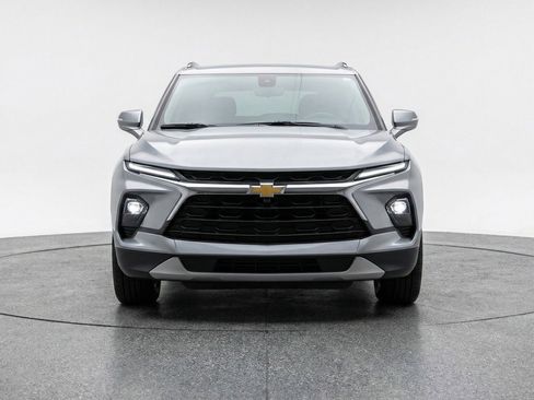 Used 2025 Chevrolet Blazer LT FWD image 2