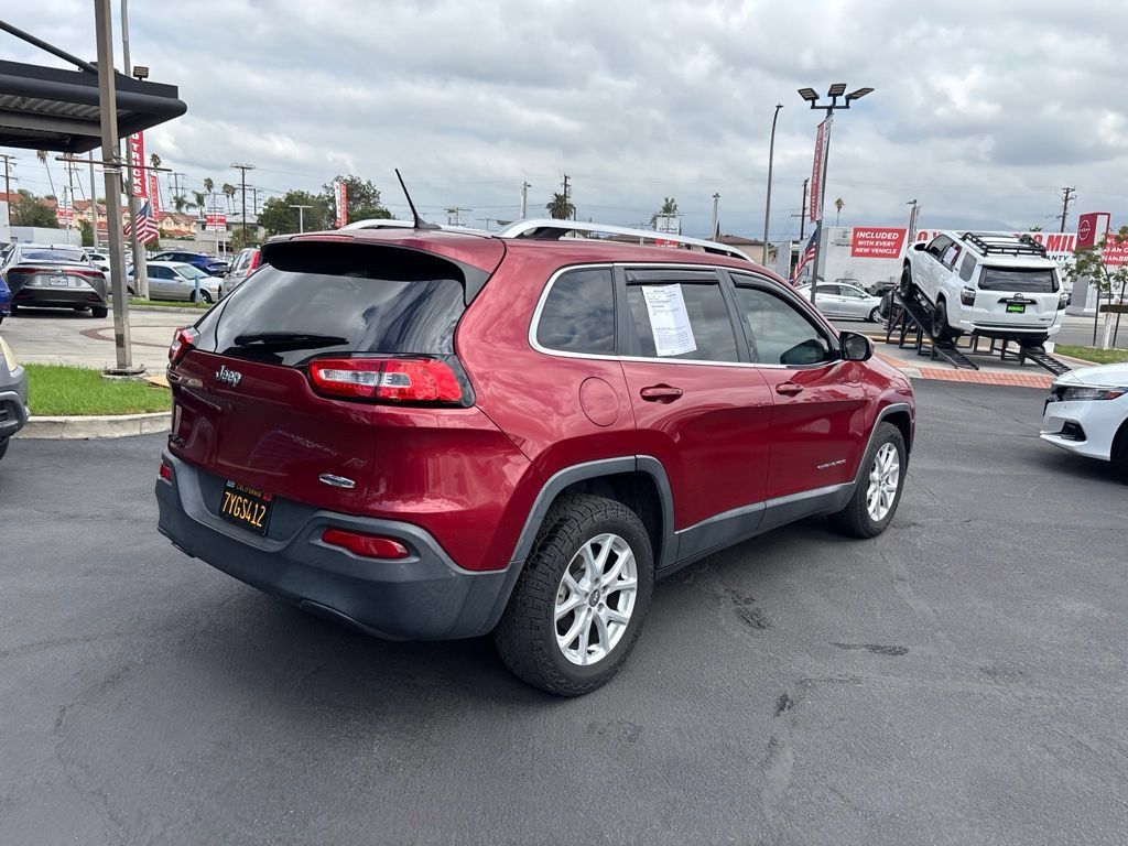 Used 2017 Jeep Cherokee Latitude FWD image 4