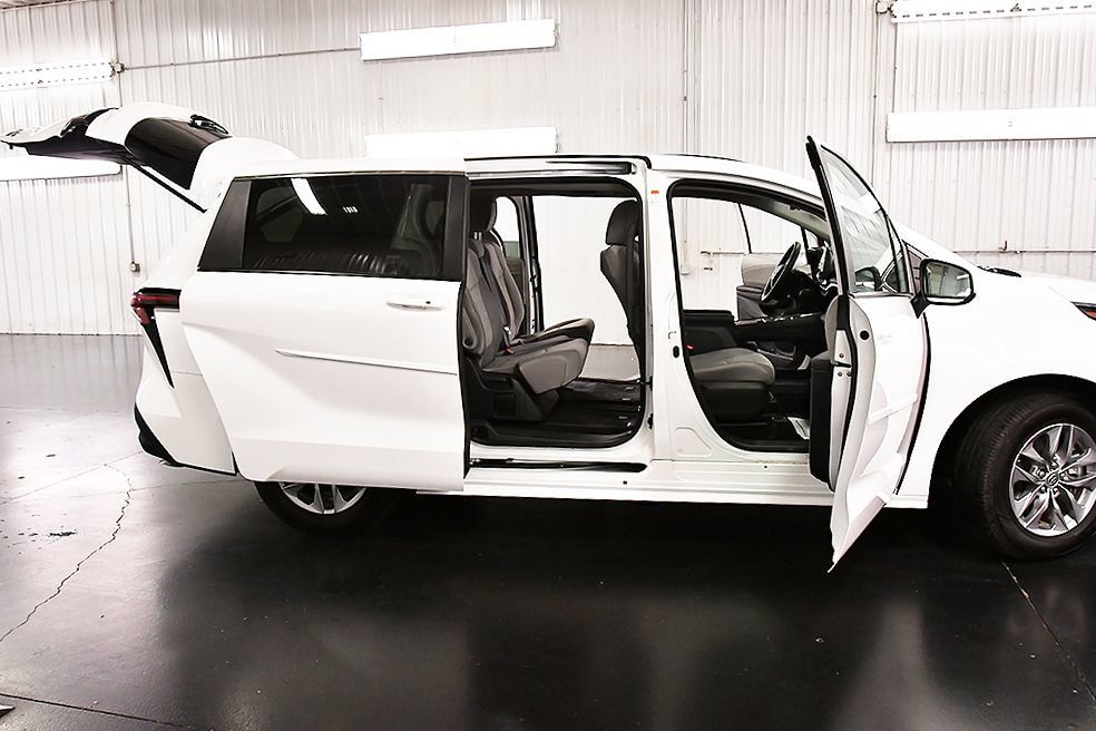 Used 2024 Toyota Sienna LE AWD/4WD image 33