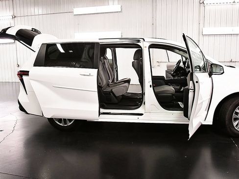 Used 2024 Toyota Sienna LE AWD/4WD image 33