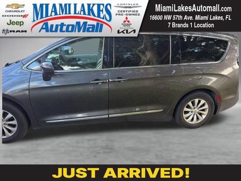 Used 2019 Chrysler Pacifica Touring-L FWD image 1