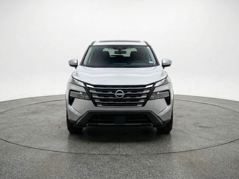 Used 2025 Nissan Rogue SV image 2