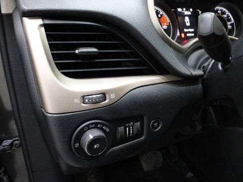 Used 2017 Jeep Cherokee Latitude w/ Comfort/Convenience Group image 14