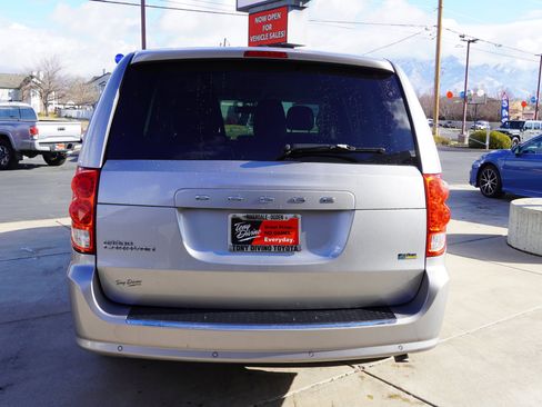 Used 2017 Dodge Grand Caravan SE w/ UConnect Hands-Free Group image 7
