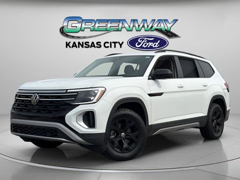 Used 2025 Volkswagen Atlas Peak Edition SE AWD/4WD image 4