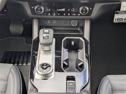 New 2025 Mitsubishi Outlander SE image 17