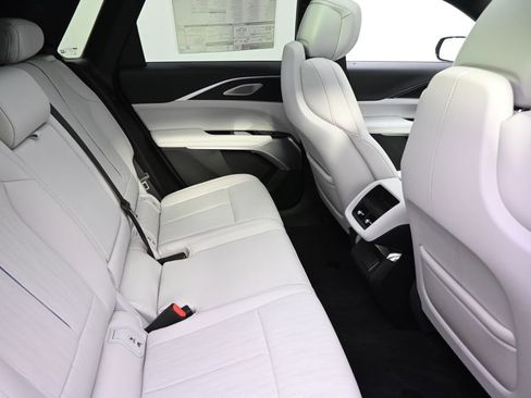 New 2025 Cadillac Lyriq Luxury AWD/4WD image 18