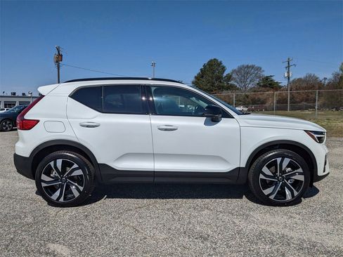 New 2025 Volvo XC40 B5 Ultra w/ Climate Package image 3