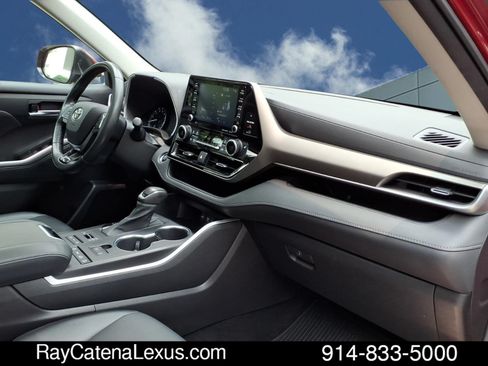 Used 2021 Toyota Highlander XLE AWD/4WD image 21