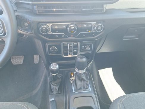 Used 2025 Jeep Gladiator Sport AWD/4WD image 14