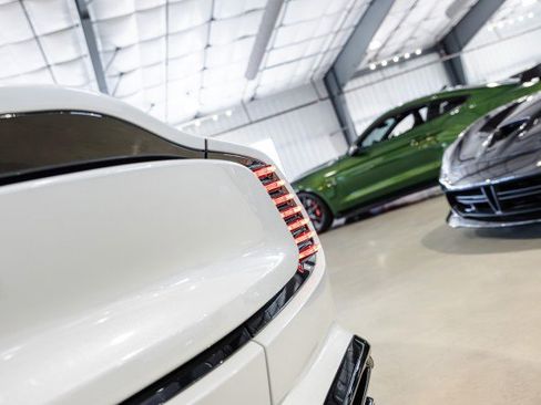 Used 2025 Aston Martin Vanquish RWD image 17