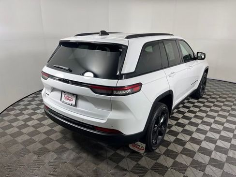 Used 2023 Jeep Grand Cherokee Altitude image 7