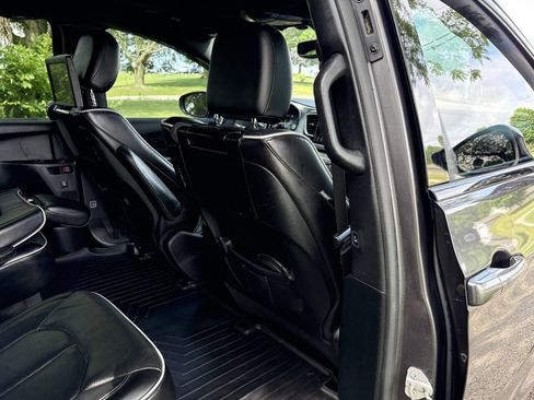 Used 2018 Chrysler Pacifica Limited w/ Advanced Safetytec Group FWD image 33