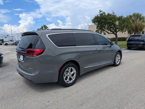 Used 2022 Chrysler Pacifica Limited FWD image 4