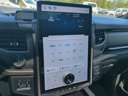 Used 2024 Ford Expedition Platinum image 28