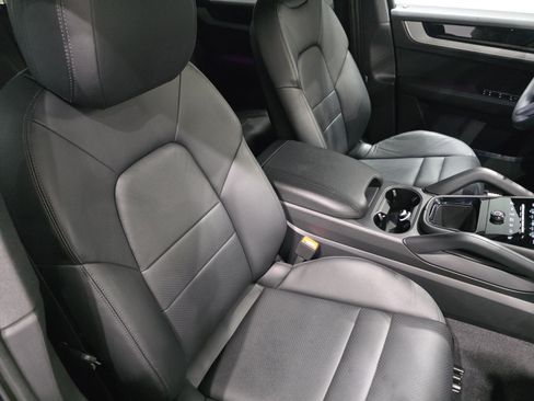 Used 2025 Porsche Cayenne AWD/4WD image 19