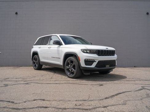 Used 2024 Jeep Grand Cherokee Limited w/ Black Appearance Package AWD/4WD image 9